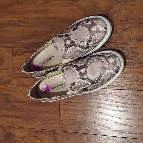 Steve Madden Beige and Gray Snakeskin Print Slip-On Sneakers, EUC, Size 8.5 - Picture 3 of 4